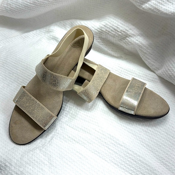 CHARLESTON SHOE CO. Shoes - BNIB Charleston Shoe Company size 10 Hampton Sandals in Pearl